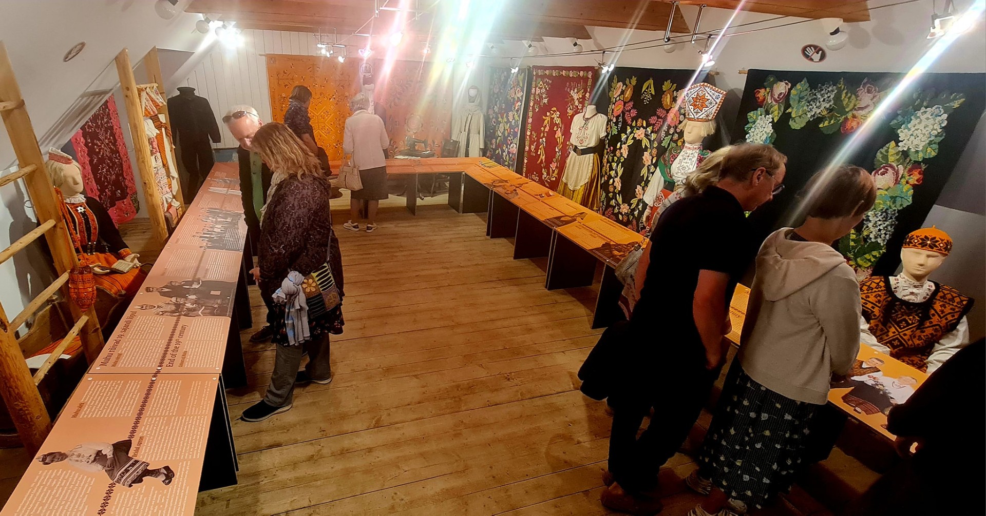 Muhu Muuseumi rahvariidenäituse stendid – 1