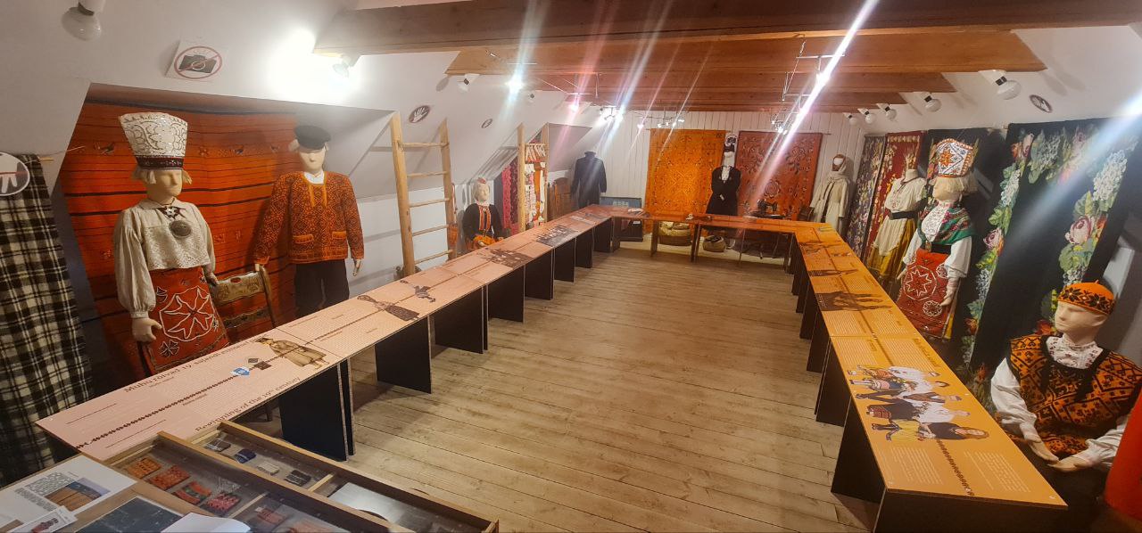 Muhu Muuseumi rahvariidenäituse stendid – 3