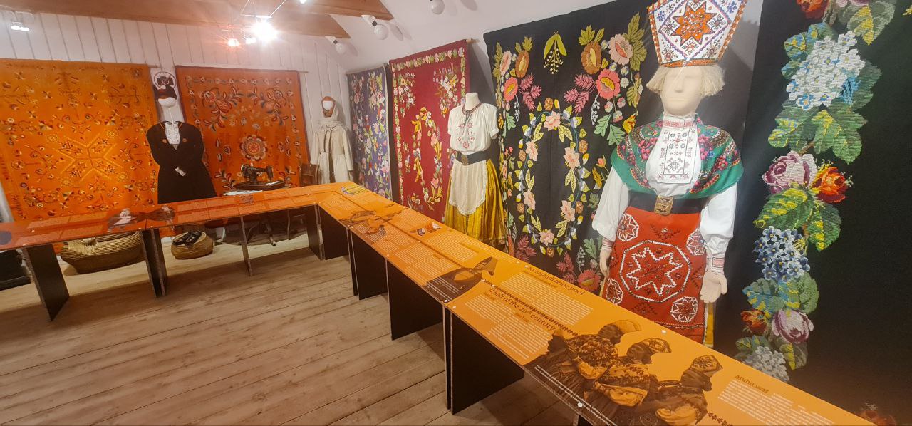 Muhu Muuseumi rahvariidenäituse stendid – 4